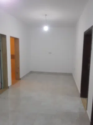 ( مطلوب عائلة  خفيفة ) شقة جديدة للايجار في شارع عشرين في الدور الثاني