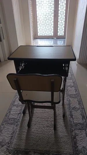 طاولة دراسية مع كرسي مستعملة بحالة ممتازة