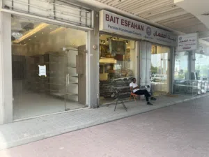 محل للبيع موقع مميز جاهز بالديكور