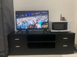 اثاث غرفة جلوس عزابي ممتازة للبيع بداعي السفر