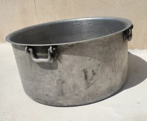 للببع مرجل كبير نظيف وضغاطة جديدة