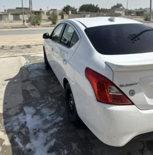 مطلوب سيارة نيسان صني هندي مديل 20 او 22 اذا مكفولة ونظيفة العنده يتفضل