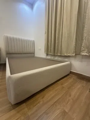 سرير خشب قماش بيج مستعمل