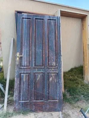 عدد 2 ابواب خشبية بالقفص