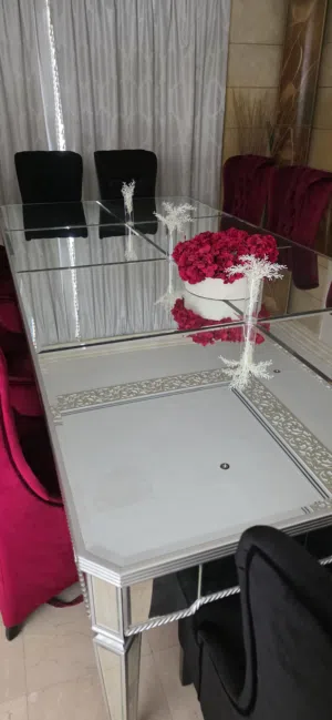 للبيع طاوله طعام  زجاجيه فاخره مستعمله كبيره الحجم وطقم جلوس مستعمل (كنب) و تسريحه