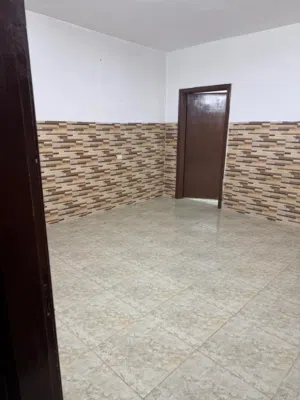غرفتين وصالة ومنشر غسيل ومطبخ لل ايجار / الغويرية شارع الجزائر مقابل مسجد علي بن ابي طالب