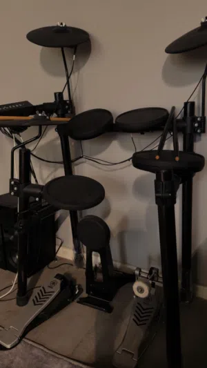 Yamaha DTX402 Electronic Drum Kit بحالة ممتازة كامل الملحقات لم يتم استخدامه إلا مرات قليله