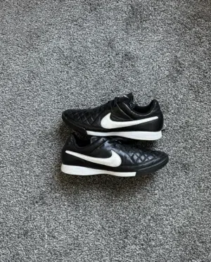 جوتي كوره نايك اوريجينال اصلي جلد طبيعي نظيف جدا مقاس 42:5 قابل للتفاوض football shoes original