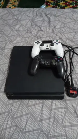 "جهاز PS4 مستعمل بحالة نظيفة جداً - مساحة 500GB"