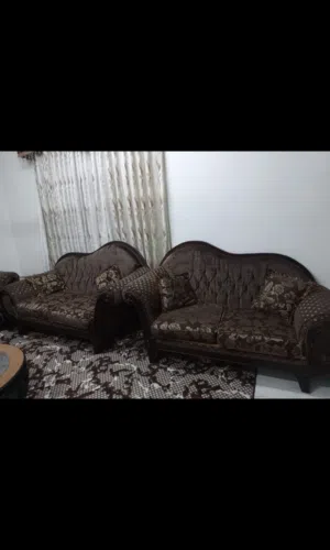 طقم كنب مع طاولات خشب ممتاز ثقيل تفصيل زان بحالة جيدة جدا