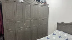 غرفه نوم سرير ودولاب حاله جيدا جدآ استعمال خفيف سرير دولاب 6درفه مرتبه استعمال خفيف