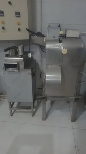 مشروع عائلي مصنع بطاطا مجمده شغال مع سيارة توزيع للبيع او للبدل على أرض او سيارات او شقه