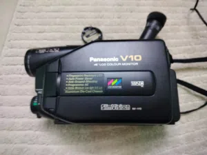 للبيع كاميرا  Panasonic V10 – SlimVision (VHS-C) – تصوير كلاسيكي & Vintage Look