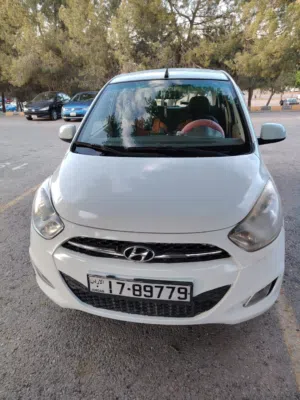 Selling a super-cool white Hyundai i10 with an automatic transmission, four wheels, and four seats.