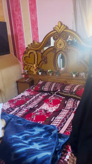 للبيع غرفة نوم كاملة بحالة جيدة جداً، تتكون من: سرير مزدوج مع رأس مزخرف ومرآة. دولاب ملابس كبير متعد