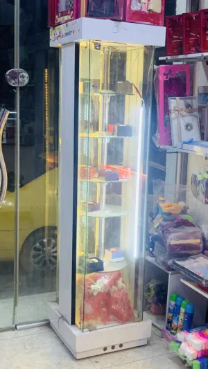 عارضه جام للساعات والاكسسوارات مستخدمة بسعر مناسب بيها مجال