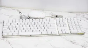 APPLE WIRE KEYBOARD AND MOUSE ORIGINAL MODEL:A1048 MOUSE:A1152 FREE DELIVERY ALL OMAN ALKHUWAIR