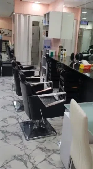 صالون تجميل نسائي مع رخصة سارية وحمام مغربي وجميع الأدوات والمعدات اللازمة لتقديم الخدمات بالكامل