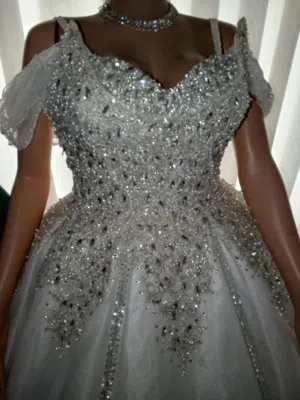 بضاعه محل فساتين كامل للبيع .. لاصحاب المشاريع