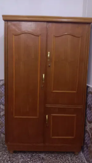 كناتير ثنين بحاله جيده جدا واحد أربعة باب وثاني ثنين باب البيع الاربعه باب مفتوح لأن ماعندي مكان