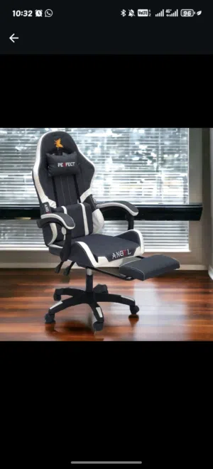 كرسي جيمنق مع مساج واضاءة واسبيكر وتحكمات Gaming chair with massage, lighting, speaker, and controls