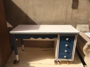 طاولة مكتب مع كرسي