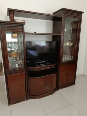 بوفية ثقيلة مع ماكينة خياطه