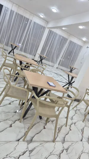 فاترينات  و طاولات و كراسي مستعمل قليل جدا جدا 3 اشهر فقط