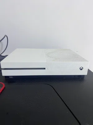 Xbox one(S) +controller(يده)