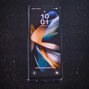 Samsung Z Fold 4 5G, 12GB Ram, 1TB Storage لون ازرق حالة جيدة جدا كسر بالشاشة الداخلة