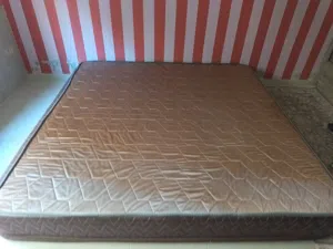 فرشة تخت لون عسلي حالة ممتازه نظيفه 200*200