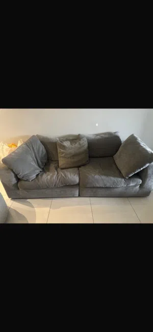 صوفا كنبا عدد 2 بحالة جيدة مع طاولة عدد 2