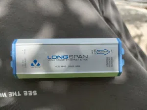 هذا الجهاز هو Veracity LONGSPAN (Base Side)، وهو موسع إيثرنت (Ethernet) وطاقة عبر الإيثرنت (PoE) عال