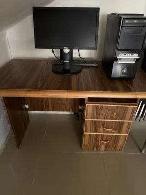 مكتب زان بحالة ممتازه