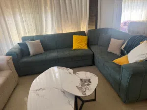 طقم كنب مع طاولات وسط