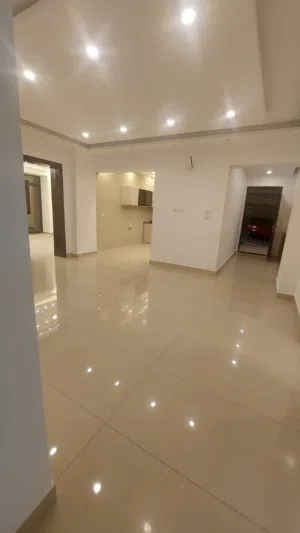 شقة للايجار في المدينه الرياضيه  دخلة فندق الارز  شقة سوبر ديلوكس من المالك مباشرة  بمنطقة مخدومة