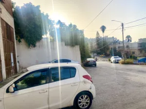 للبيع 3 محلات مفتوحين على بعض مشطبين مع سدة في موقع مميز و حيوي في شارع المأمون بسعر مغري جدا