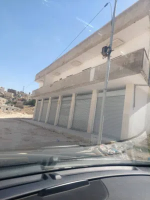 مخازن ومستودعات للايجار موقع حيوي فيهم 3فاز عدد 6