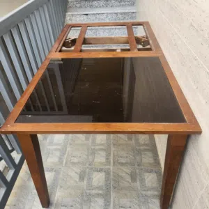 طاولة خشب مع لوح زجاج واحد فقط    wooden diner table with only one glass tile