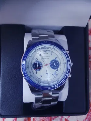 الساعة هي من إنتاج شركة سيتيزن (Citizen) اليابانية العريقة، وتحديداً موديل Citizen Eco-Drive