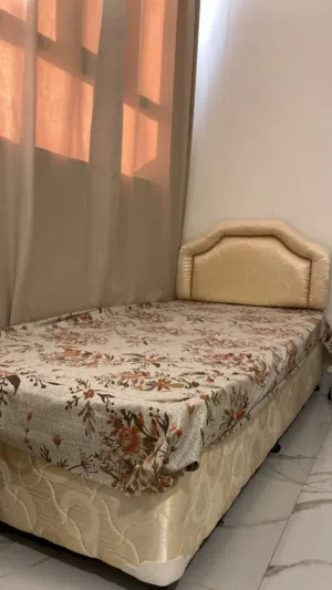 سرير واحد شبه جديد (استخدام شهرين)