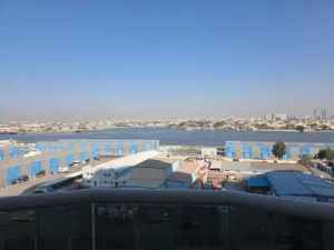 غرفة وصالة اطلالة بحرية بالكامل علي الخور مساحة واسعة تشطيب جديد اول ساكن بالتقسيط