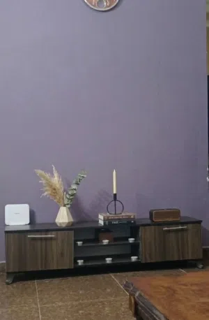 طاولة تلفزيون بحالة ممتازة
