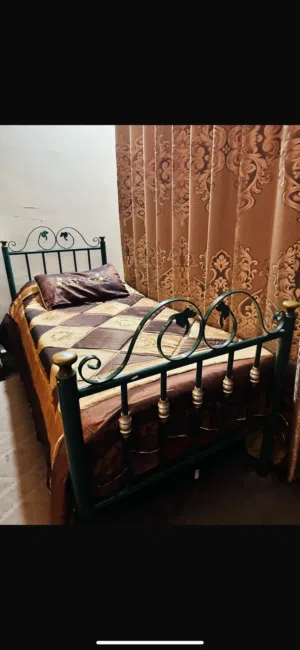 تخت حديد مفرد طويل مع علاقة حديد ومرأة حديد ثقيل طقم كامل للبيع بسعر مغري.