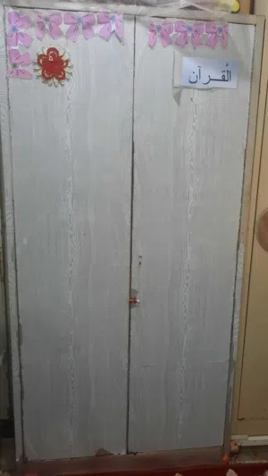 2سرير و2 دولاب  حديد كلهم للبيع