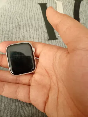 ساعه ابل واتش سيريس 9 بطاريه 84 مرتبه ولا خدش مع شاحن اصلي واستيكات من الشركه بسعر حرق