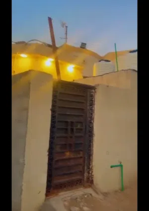السلام عليكم.. عندي بيت ب ام النعاج حي الياسمين قريب ع القبلة.. 100متر سنه البناء 2026 يحتوي على غرف