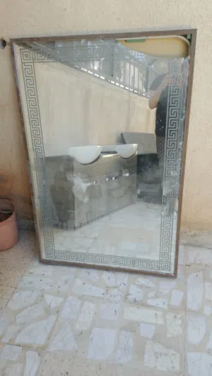 مغاسل اسباني مستعمله بحالة ممتازة الا المراي مكسورة من طرف بس موجود الإطار تبعها
