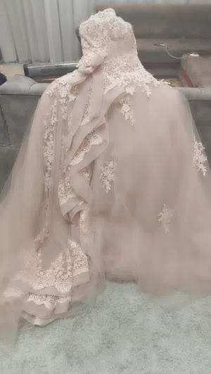 بدلات خطوبة بتجنننن ما فيها ولا اي عيب البدلة زهري وليست مشمي زهري بارد جميل  التاني. بيج كبتشينو