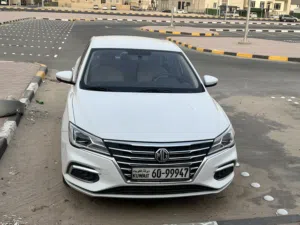 سيارة ام جي 5 موديل 2022 لون أبيض بحالة ممتازة مع مواصفات خليجية